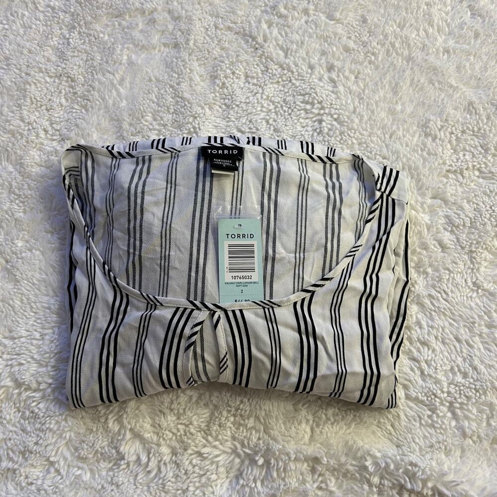 Torrid NWT Women's White/ Black Strip KeyHole Long Sleeve Elastic Waist Band Sz2